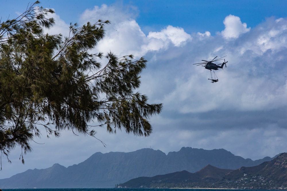 CH-53 transports howitzer during RIMPAC amphib landing demo