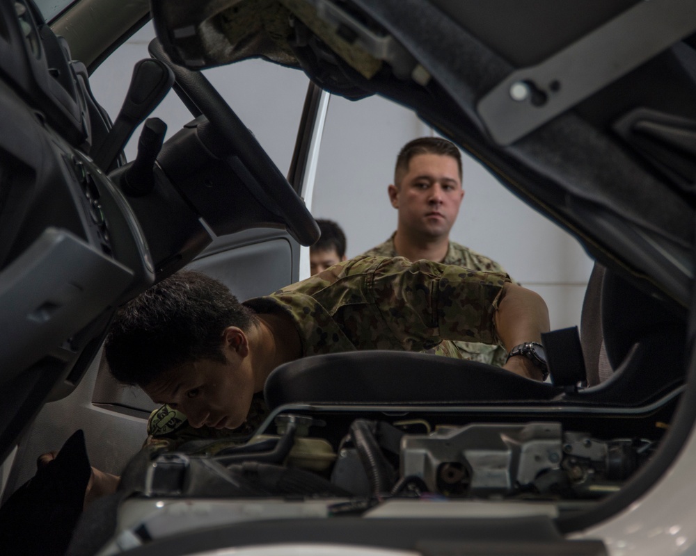 Petty Officer conducts training with JGSDF members