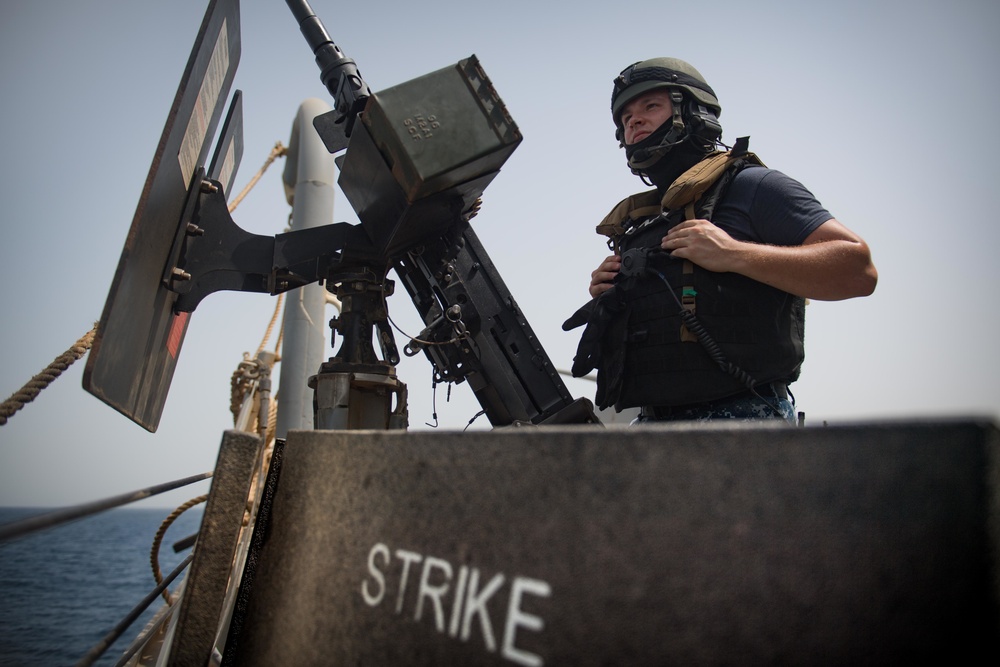 USS Jason Dunham escorts USNS Laramie through Bab al-Mandeb