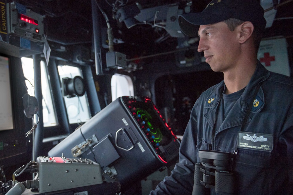 USS Jason Dunham escorts USNS Laramie through Bab al-Mandeb