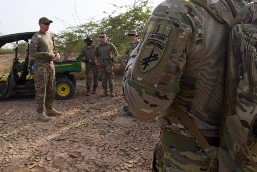 PSYOPS Soldiers attend SERE desert survival class