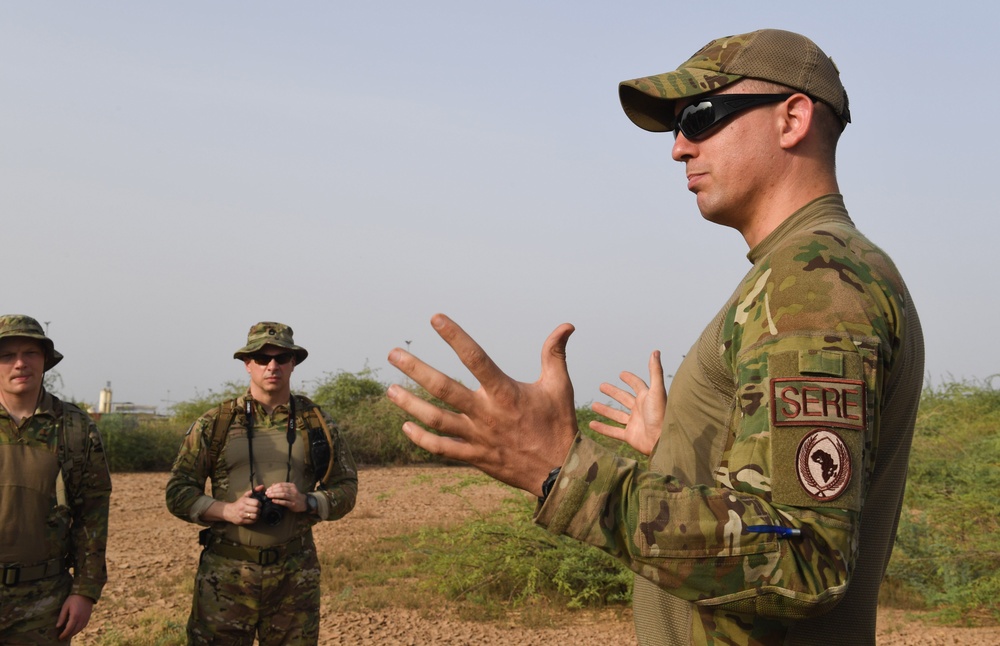 PSYOPS Soldiers attend SERE desert survival class