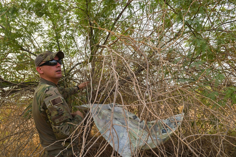 PSYOPS Soldiers attend SERE desert survival class