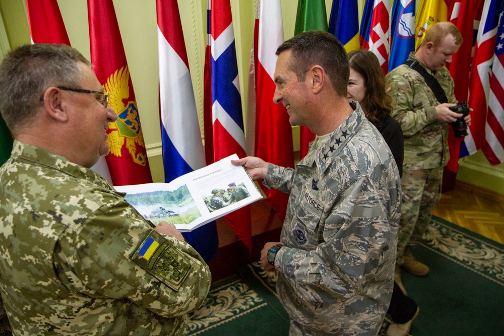 General Lengyel visits Ukraone