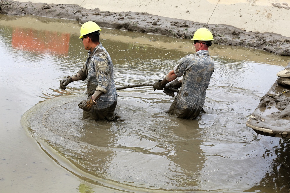 Tracked Vehicle Recovery Course students train at Fort McCoy