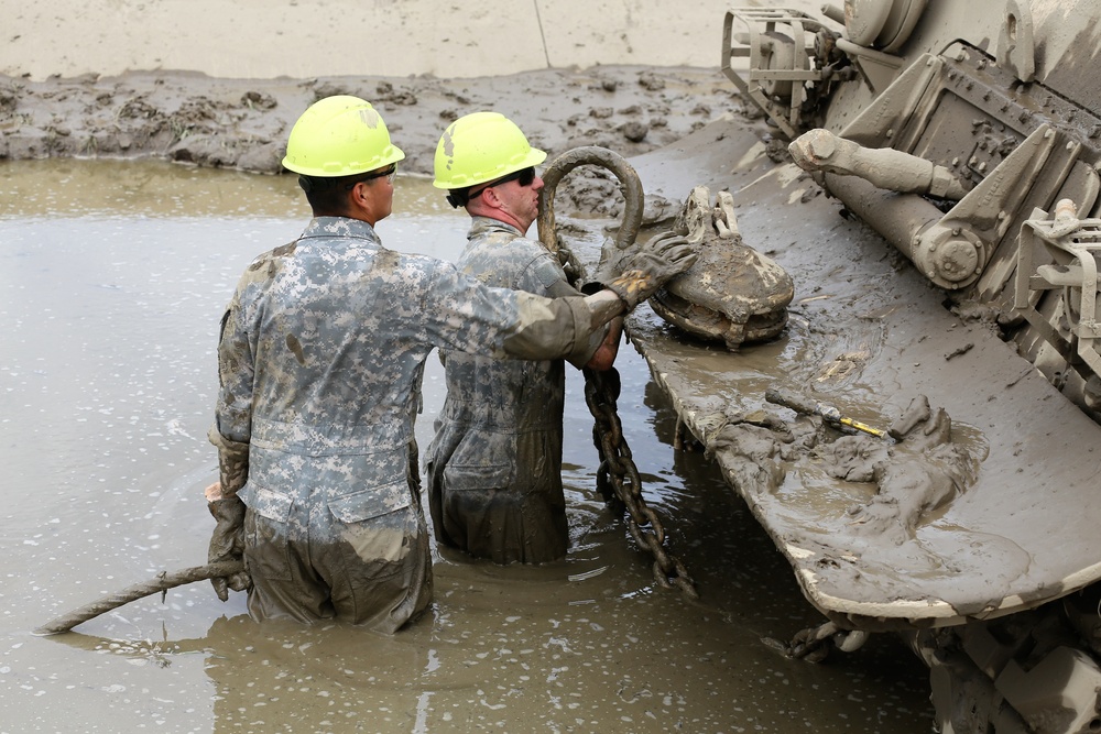 Tracked Vehicle Recovery Course students train at Fort McCoy