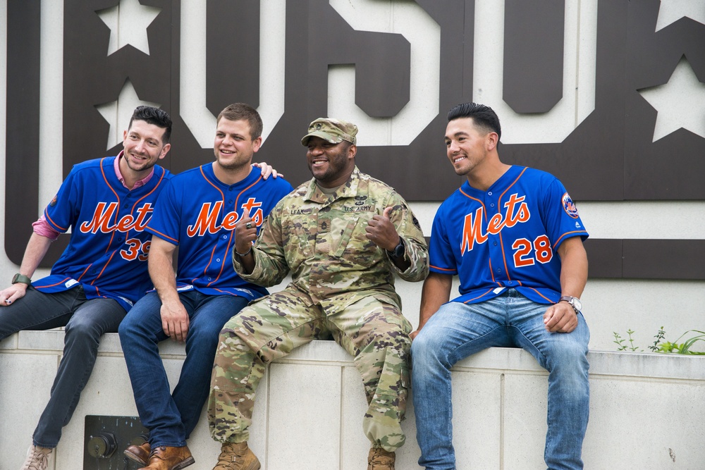 Mets Visit Bethesda USO