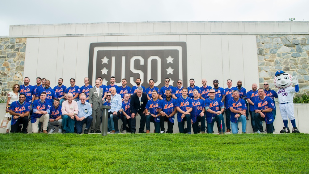Mets Visit Bethesda USO