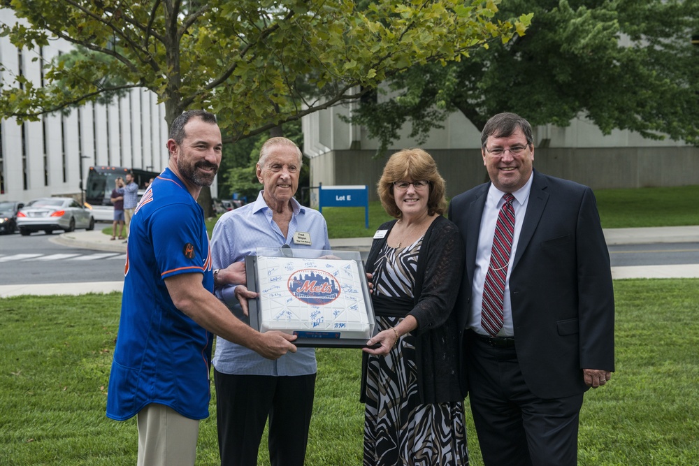 Mets Visit Bethesda USO