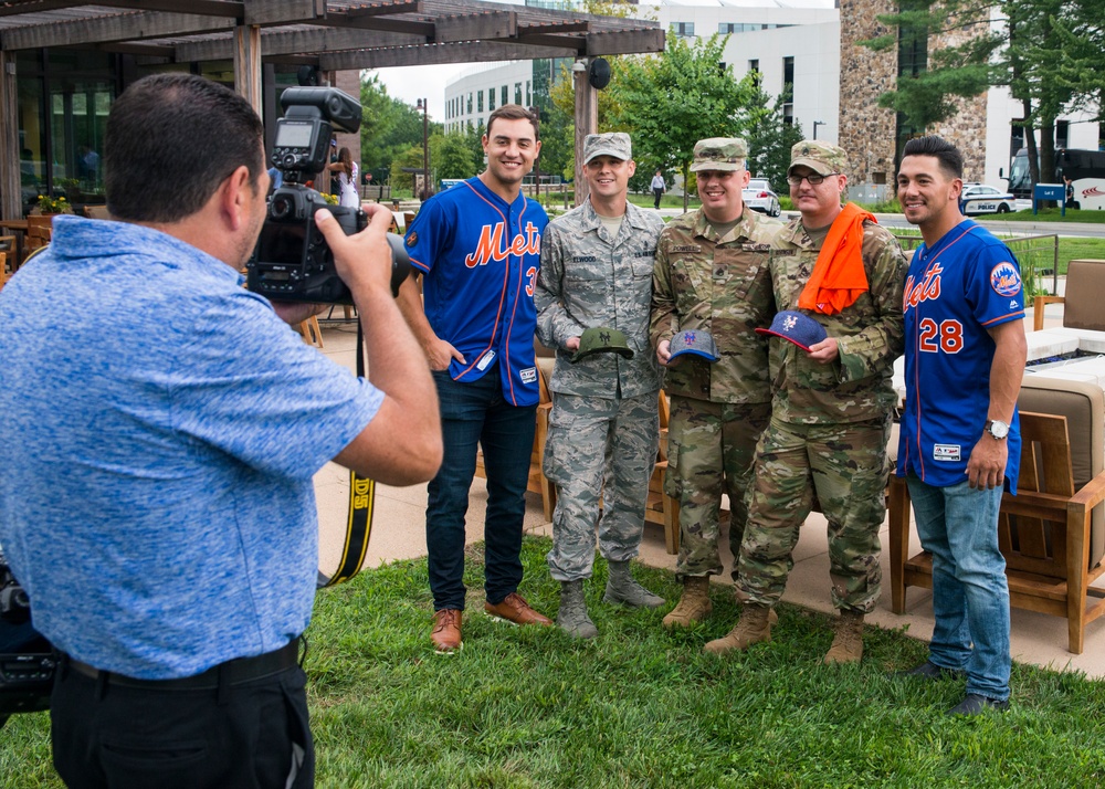 Mets Visit Bethesda USO