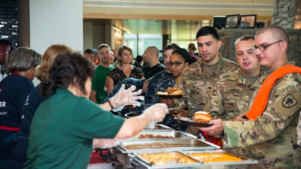 Mets Visit Bethesda USO