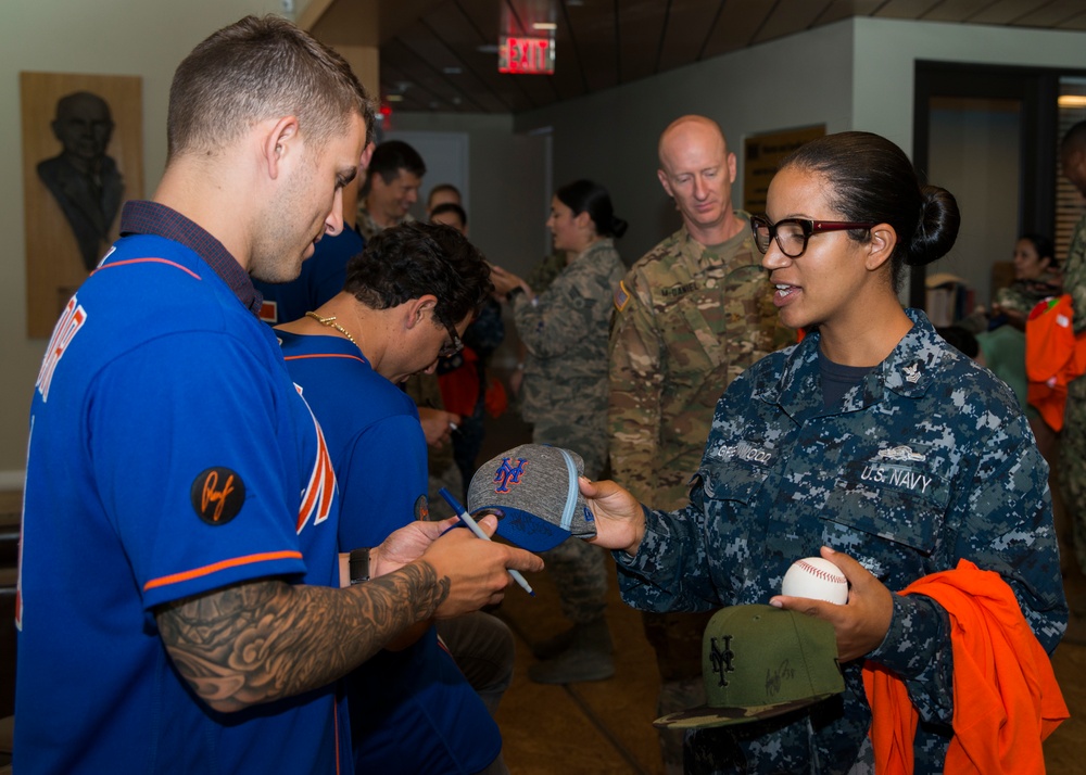 Mets Visit Bethesda USO