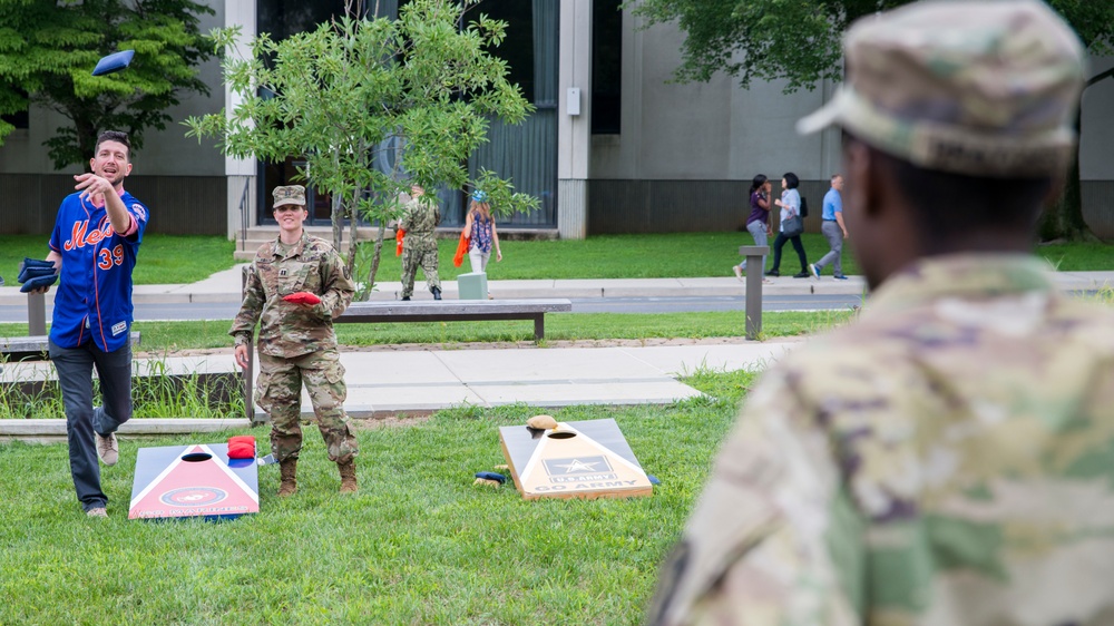 Mets Visit Bethesda USO