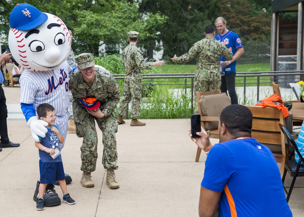 Mets Visit Bethesda USO