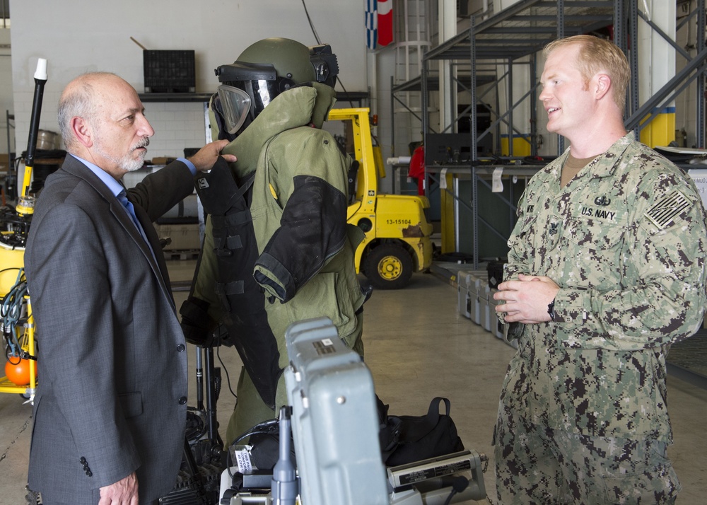 Frank DiGiovanni, assistant deputy chief of naval operations for manpower, personnel, training and education visits NECC