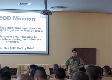EOD team provides UXO training to 2CR