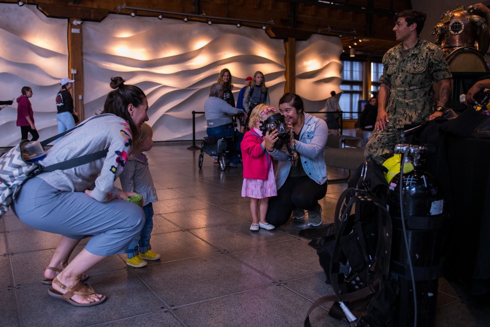 NSE Dive Locker Hosts Static Display at Seattle Aquarium