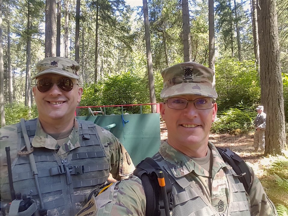 182907-A-IQ085-0045_SGM WISE_Selfie2