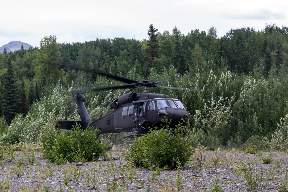 4th Marine Division Super Squad Competitors Conduct Air Movement Operations