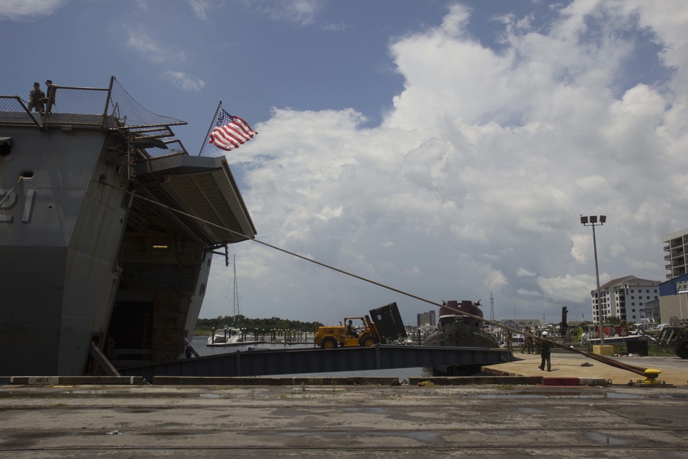 USS New York offloads in Morehead City