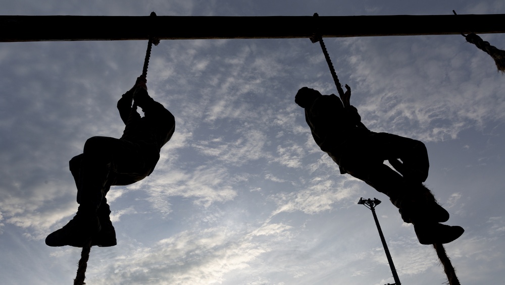 1st MAW Marines conquer obstacle course