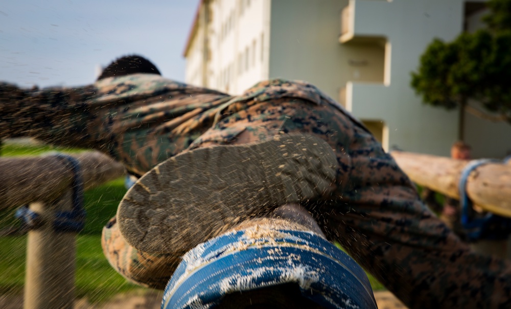 1st MAW Marines conquer obstacle course