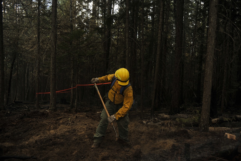 Guardsmen attack Sheep Creek fire