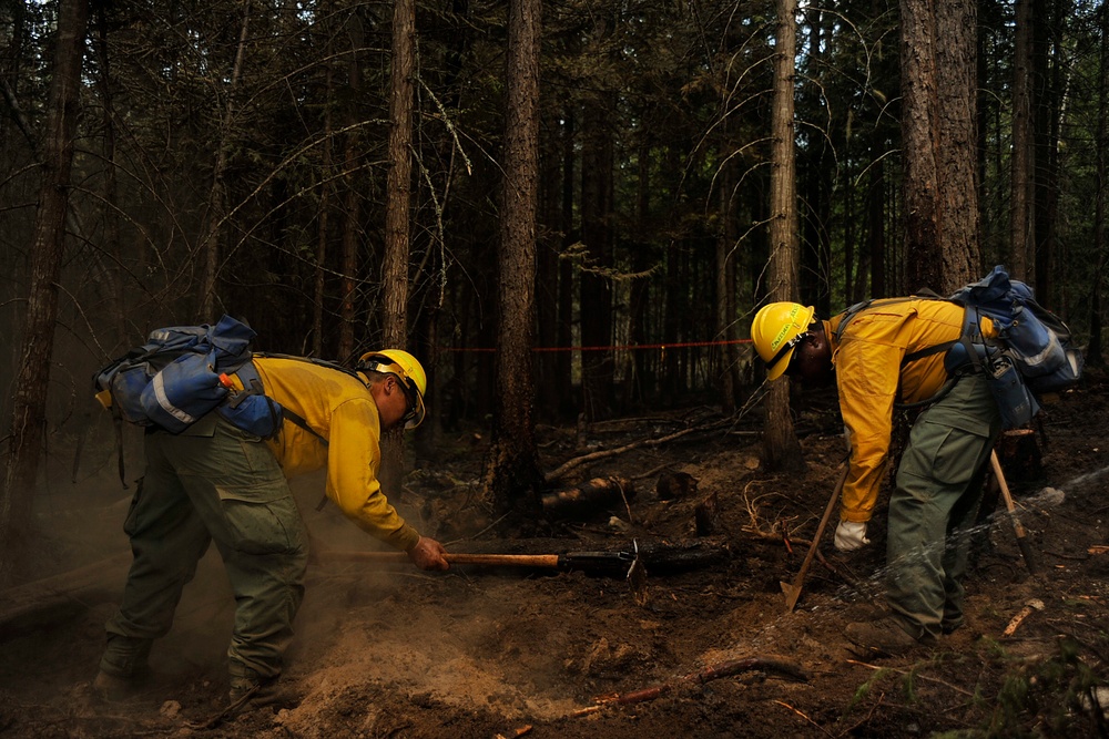 Guardsmen attack Sheep Creek fire