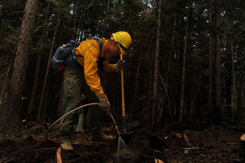 Guardsmen attack Sheep Creek fire