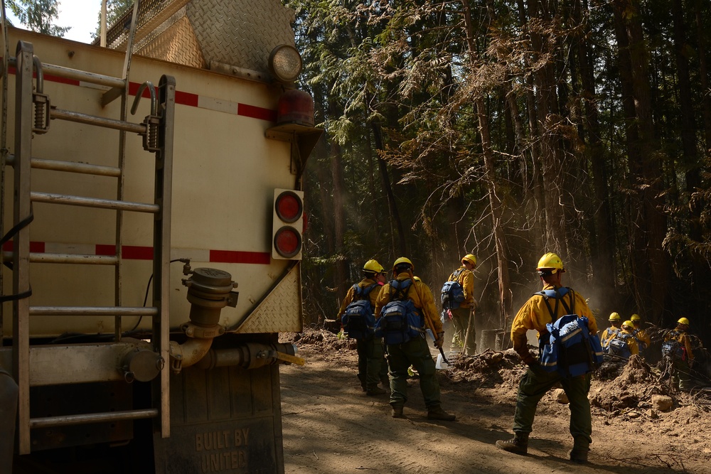 Guardsmen attack Sheep Creek fire