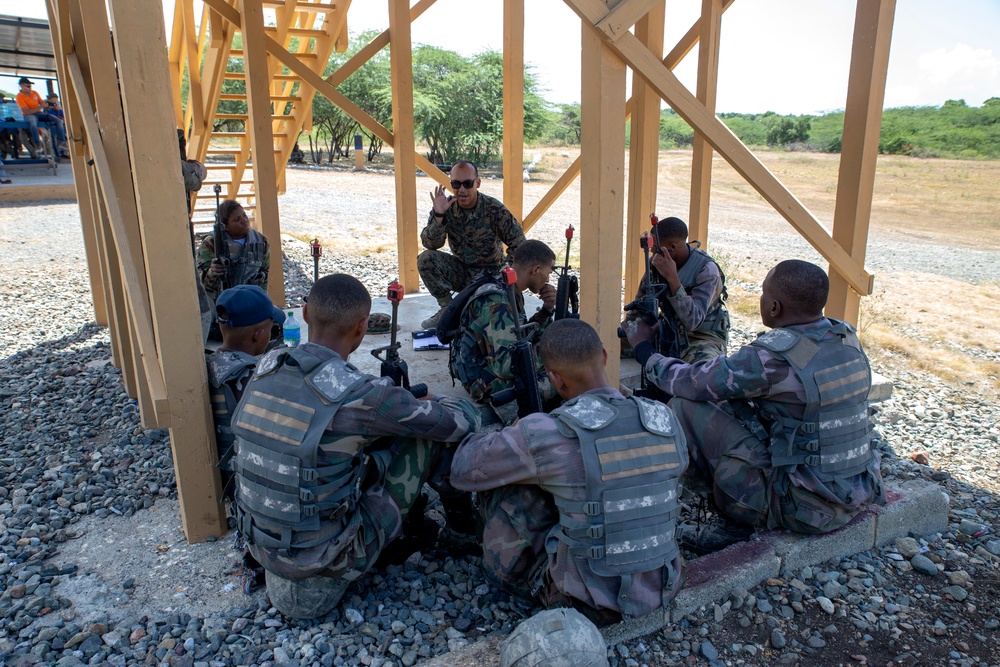 SPMAGTF-SC trains Dominican Republic Naval Infantry