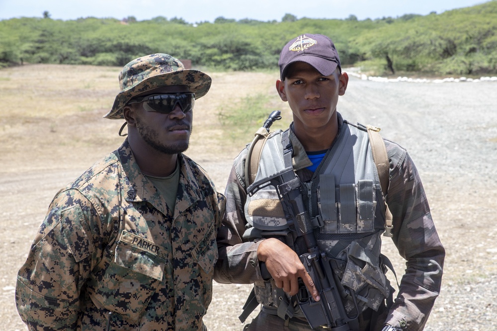 SPMAGTF-SC trains Dominican Republic Naval Infantry