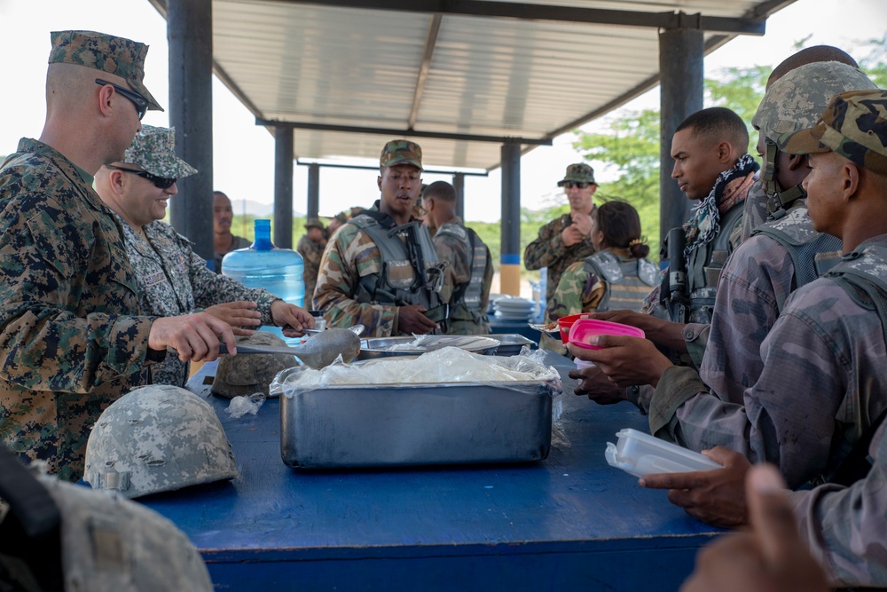 SPMAGTF-SC trains Dominican Republic Naval Infantry