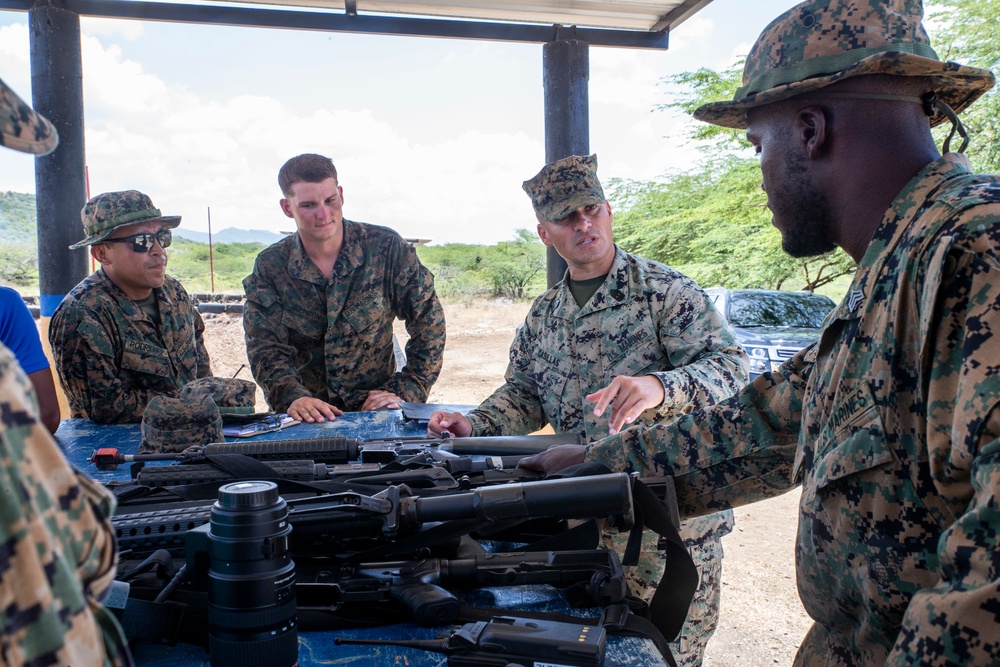 SPMAGTF-SC trains Dominican Republic Naval Infantry