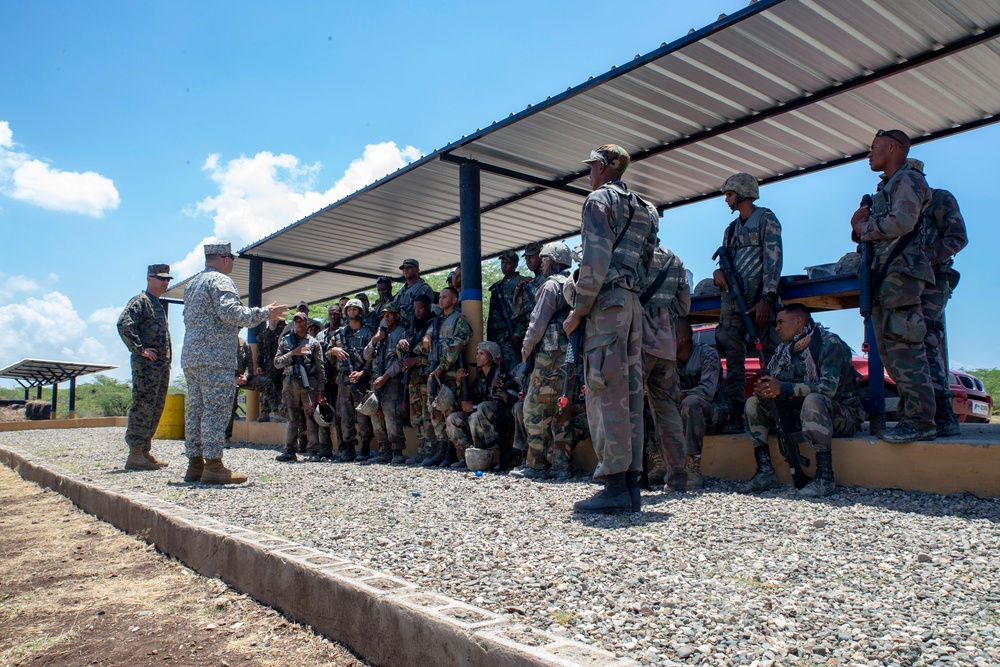 SPMAGTF-SC trains Dominican Republic Naval Infantry