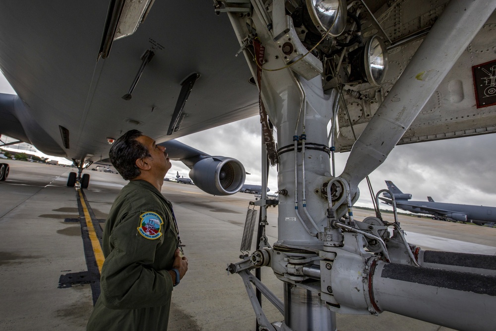 KC-10 engineer aircraft check