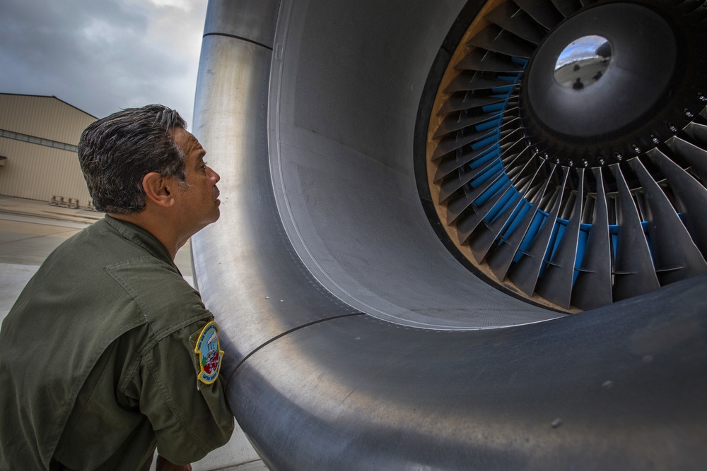 KC-10 engineer aircraft check