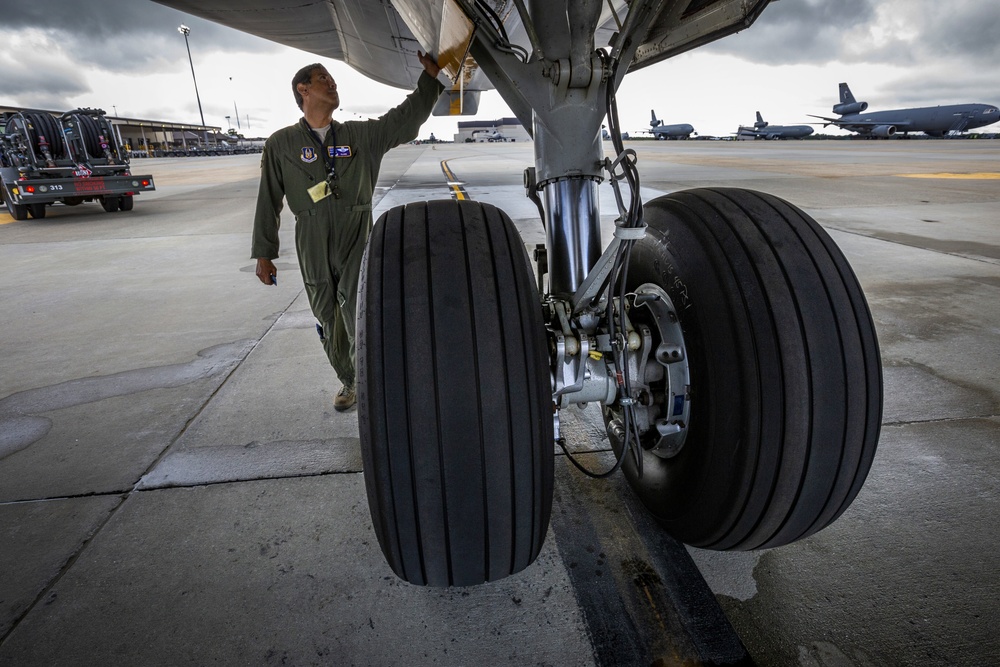 KC-10 engineer aircraft check