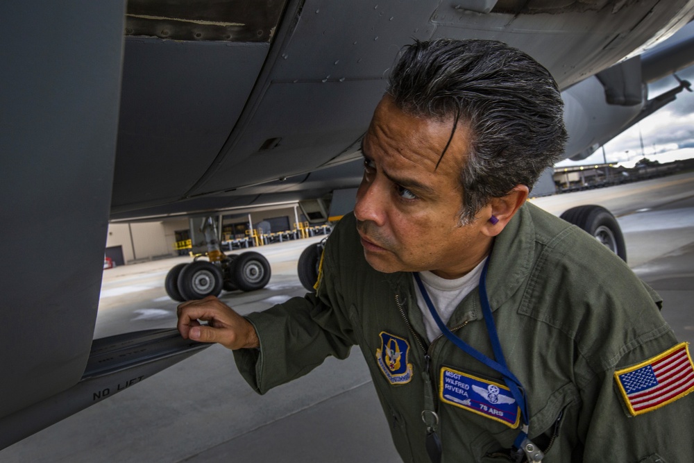 KC-10 engineer aircraft check