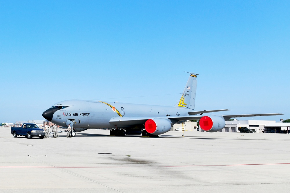 191st AMXS troops maintaining KC-135