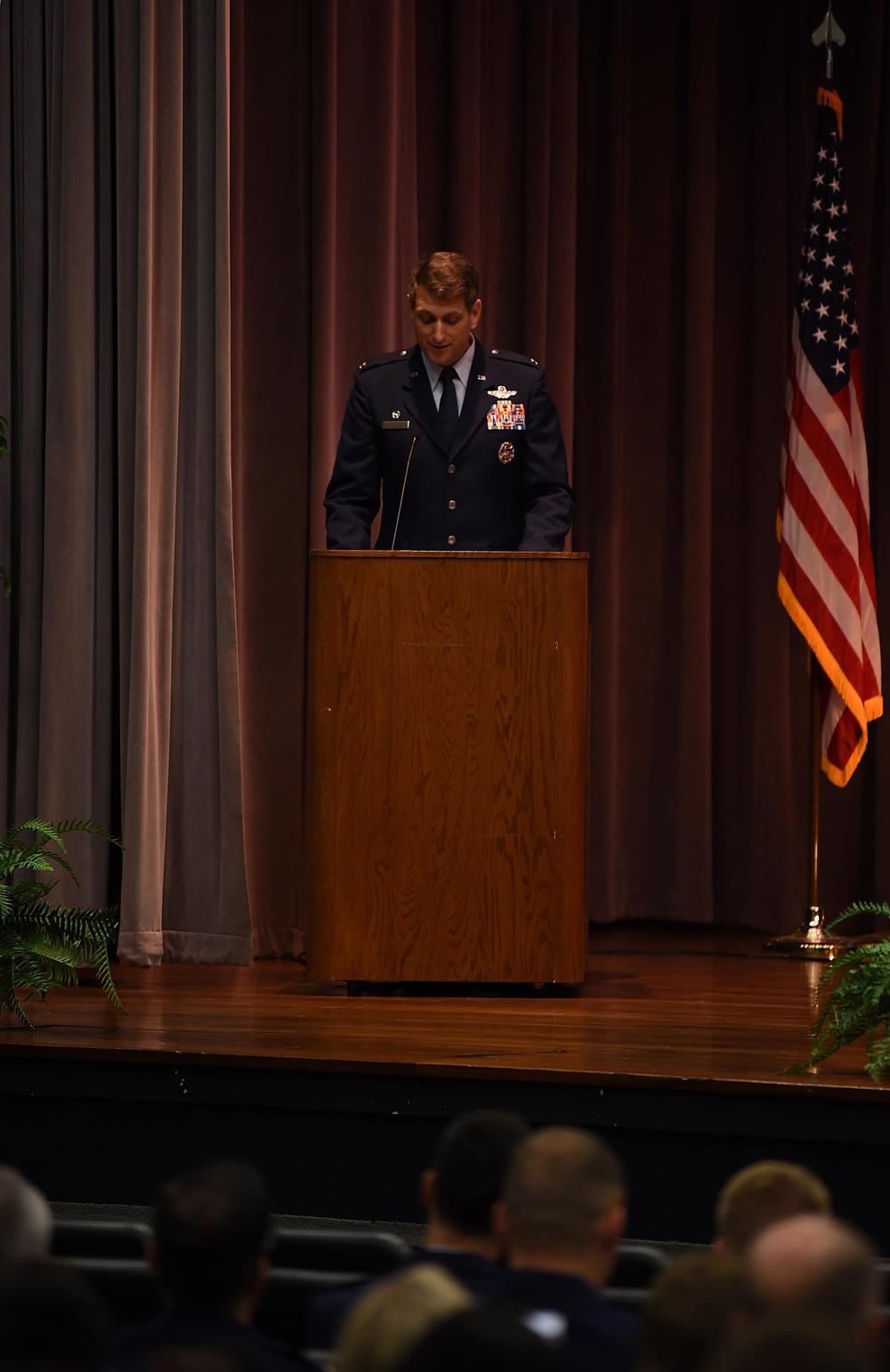 2nd OG commander recognizes newest Air Force aviators