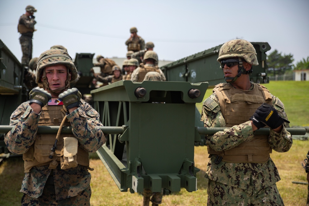 'Brace for weight' | Marines and Sailors construct medium girder bridge