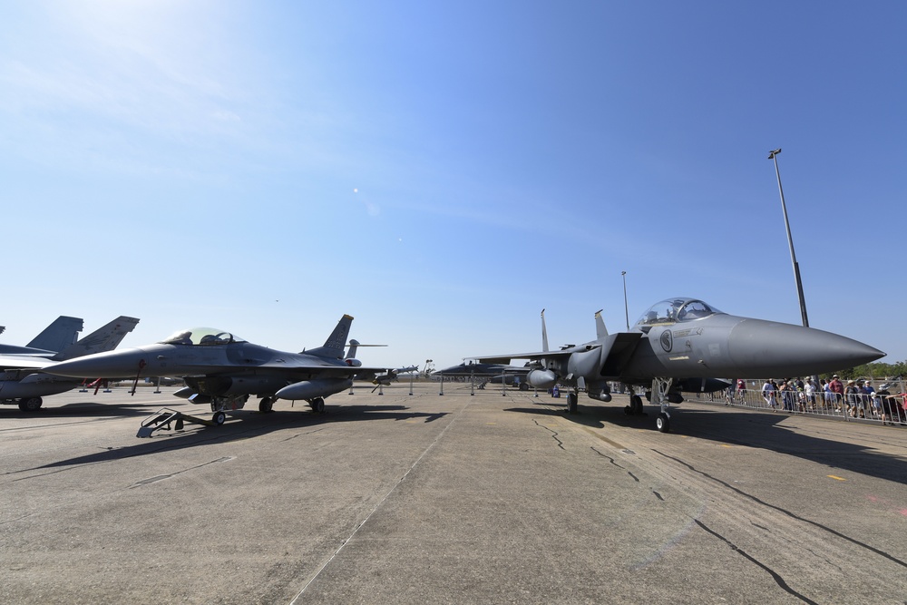 Wolf Pack showcase F-16 capabilities during Pitch Black Open Day 2018