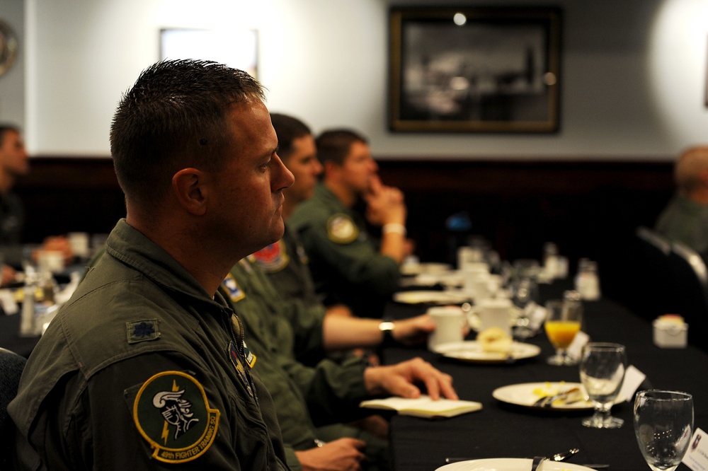 19th AF commander talks with 14th FTW squadron leadership