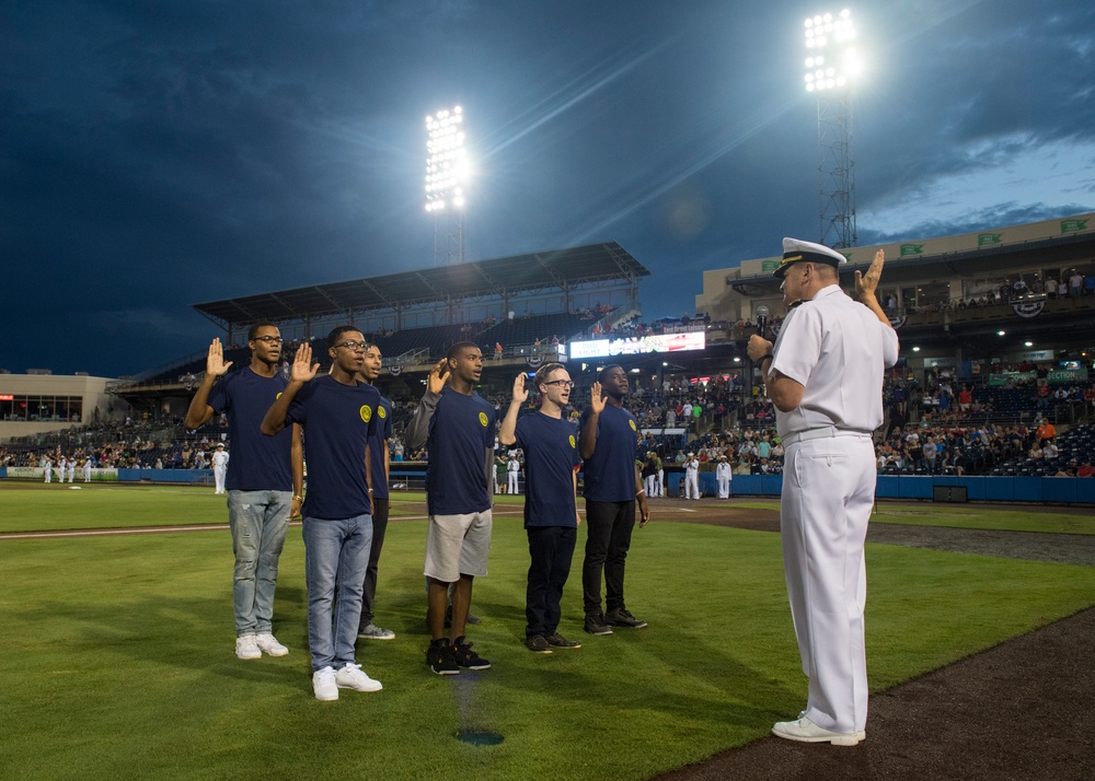 DVIDS - Images - Tampa Bay Rays Mascot and US Sailor [Image 4 of 4]