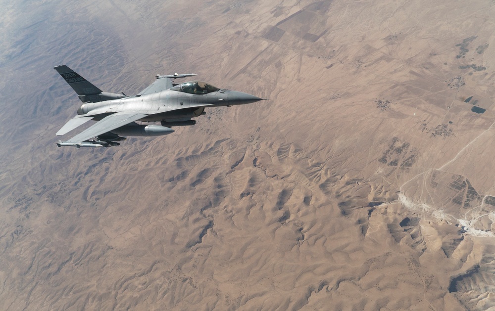 F-16 Fighting Falcons Aerial Refuel