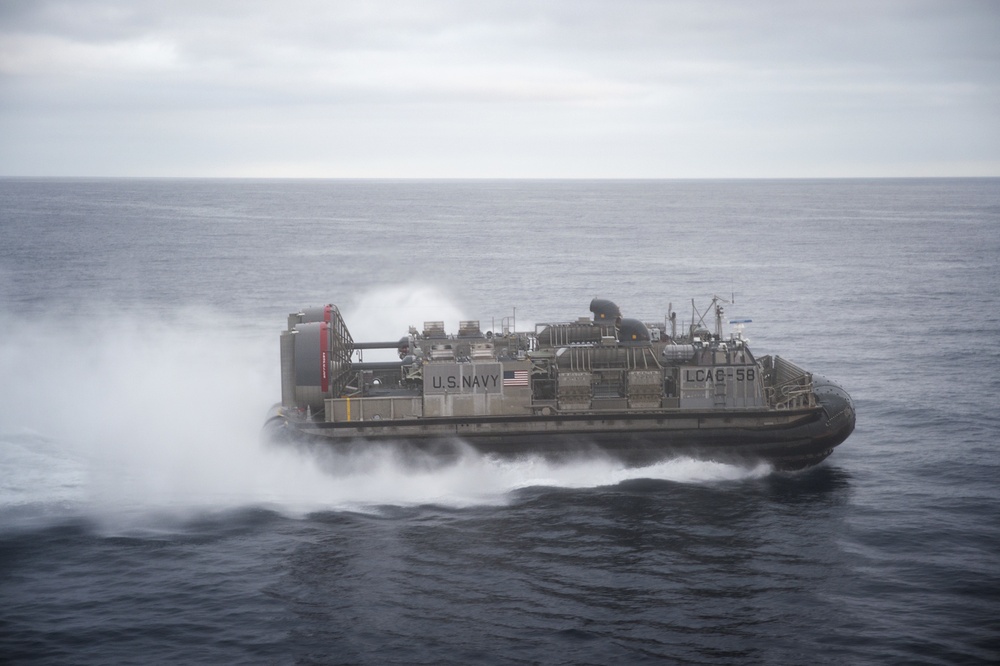 ACU 5 LCAC debarks USS Bonhomme Richard (LHD 6)