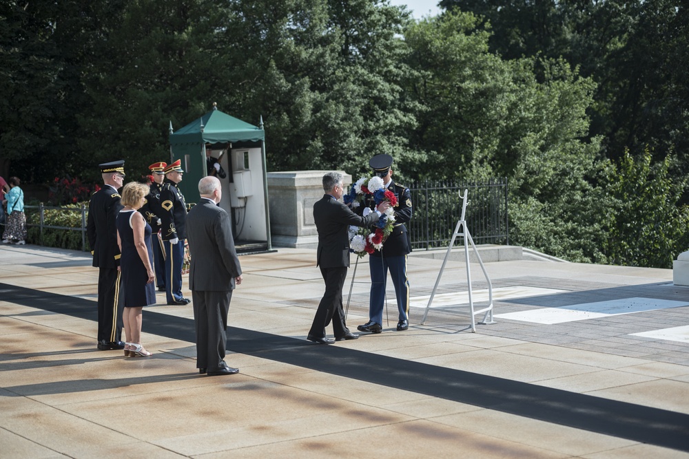 40th and 41st Sergeant at Arms of the U.S. Senate Participate in a Wreath-Laying at the Tomb of the Unknown Soldier