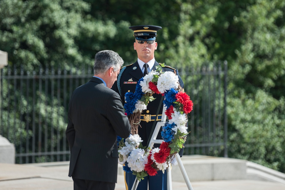 40th and 41st Sergeant at Arms of the U.S. Senate Participate in a Wreath-Laying at the Tomb of the Unknown Soldier