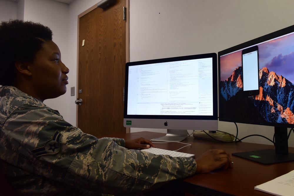 595th SCS Airmen create airshow app
